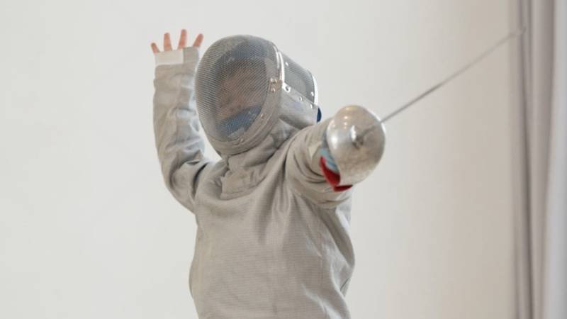 En Garde: What to Expect in Your Child’s First Beginner Fencing Class