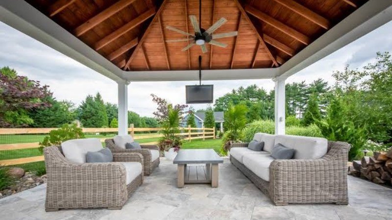 How to Create a Year-Round Outdoor Lounge